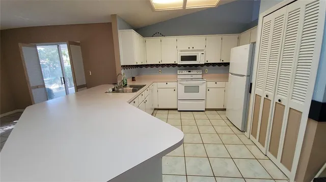 $1,900 | 564 West Central Avenue, Orange City, FL 32763