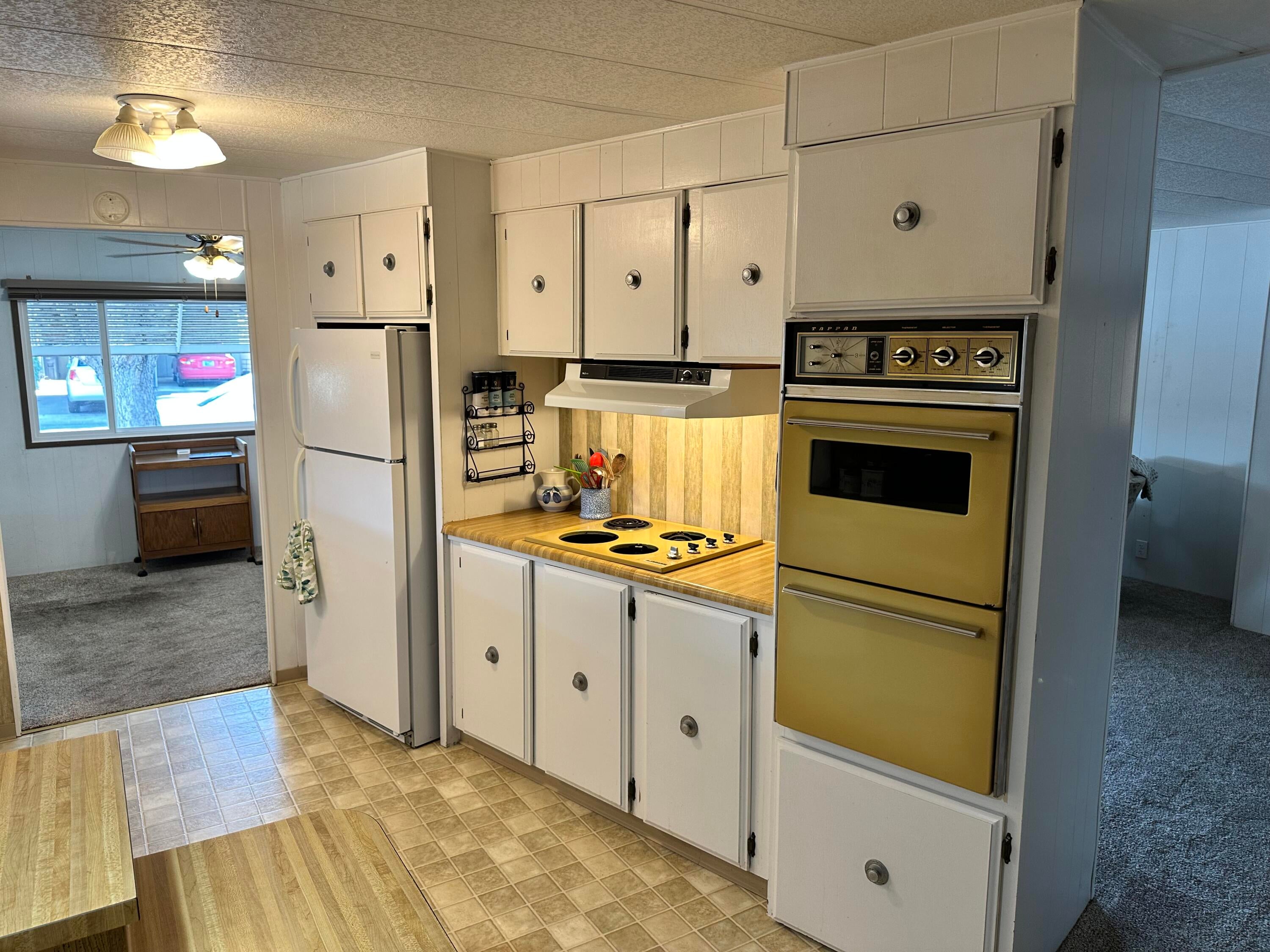2252 West Table Rock Road, Unit 207 Medford, OR 97501 - Photo 10 of 39 Kitchen