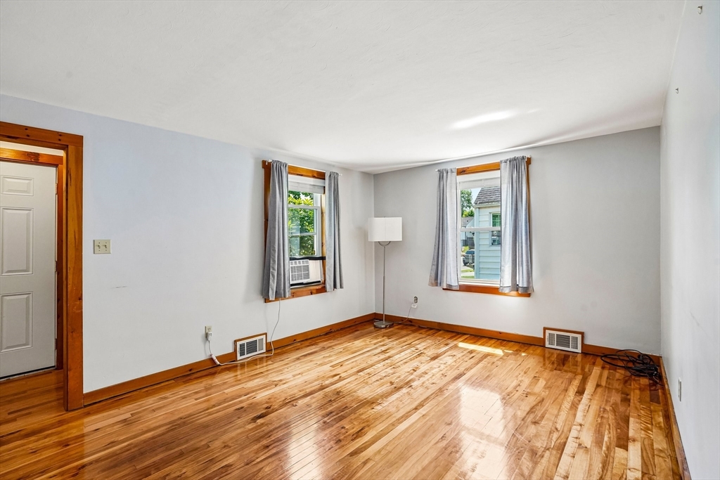 10 Standish Street Worcester, MA 01604 - Photo 6 of 27