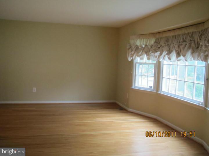 724 Liberty Road Mount Laurel, NJ 08054 - Photo 3 of 15 Living Room