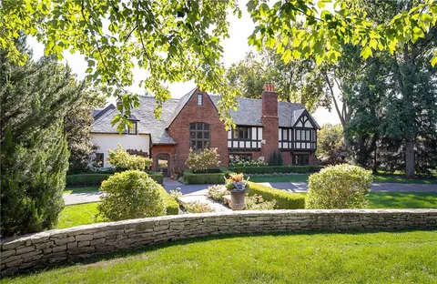 $5,500,000 | 2201 Stratford Road, Mission Hills, KS 66208