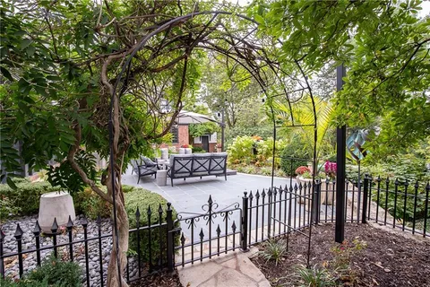 $5,500,000 | 2201 Stratford Road, Mission Hills, KS 66208