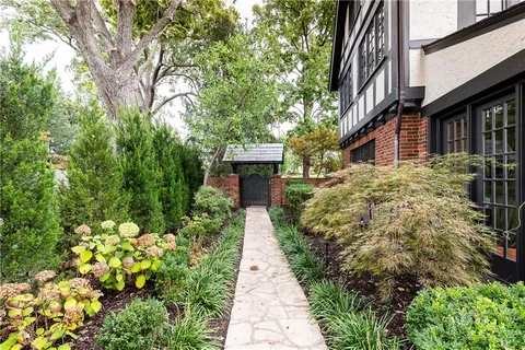 $5,500,000 | 2201 Stratford Road, Mission Hills, KS 66208