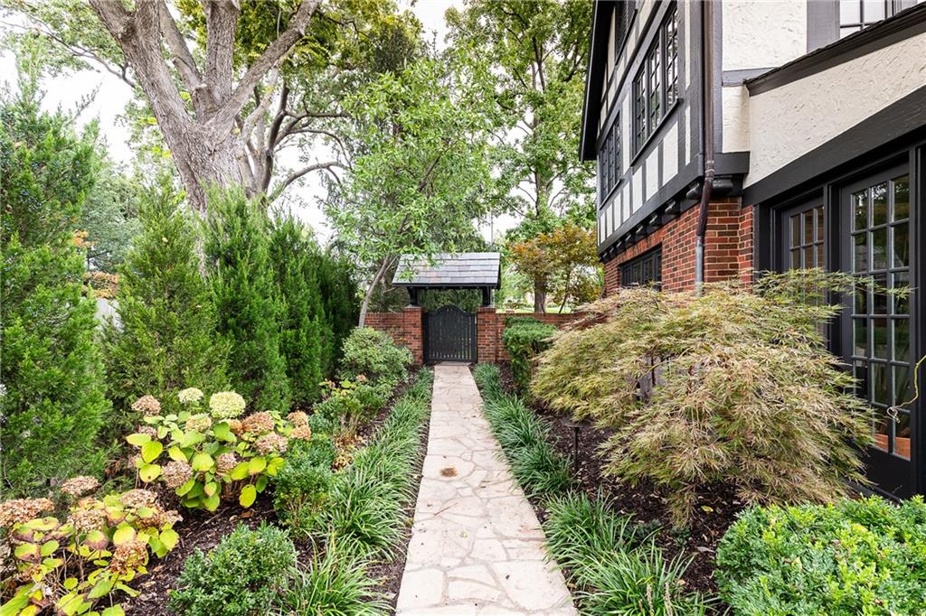 2201 Stratford Road Mission Hills, KS 66208 - Photo 67 of 69