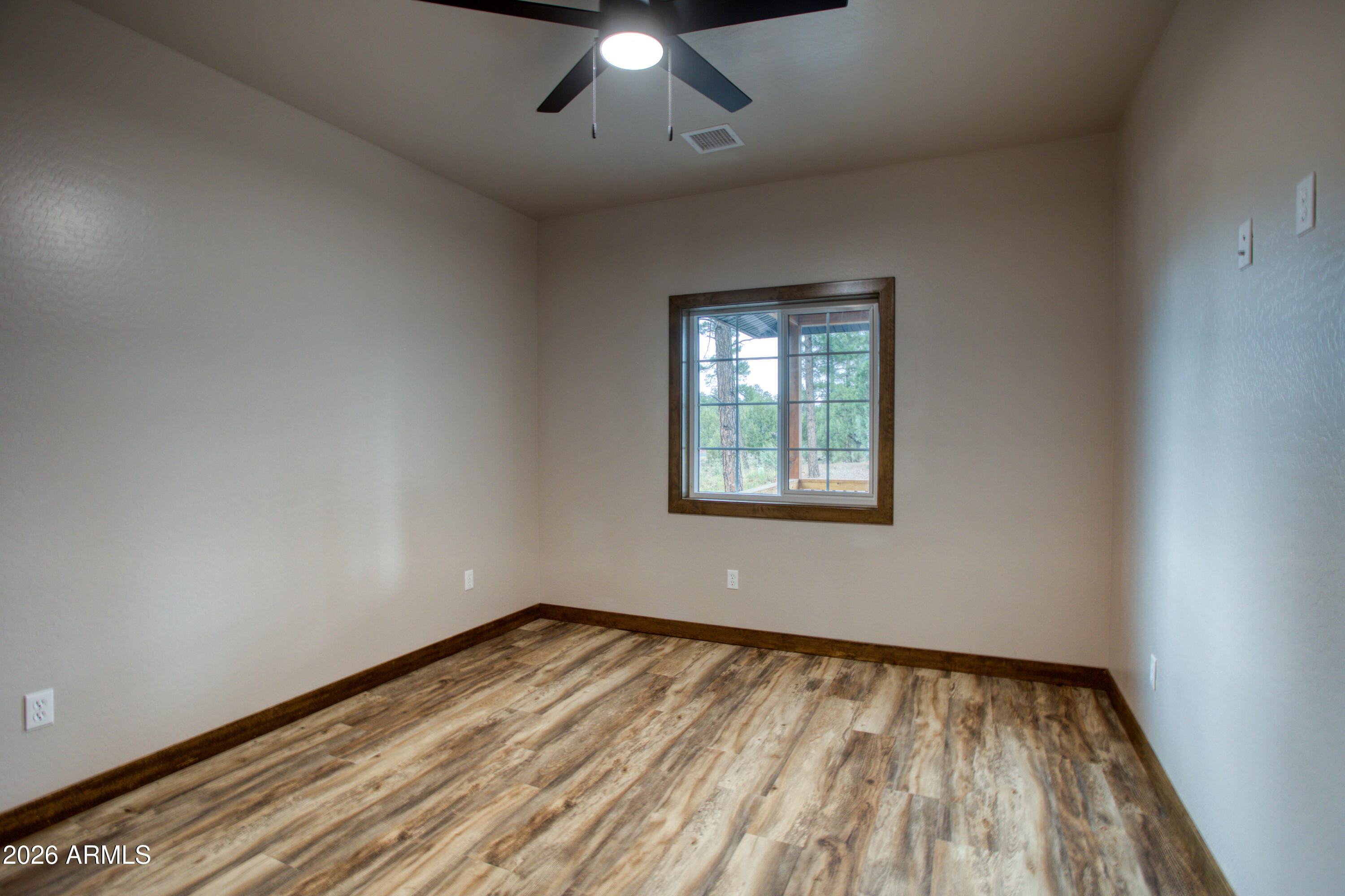 620 Campbell Lane Show Low, AZ 85901 - Photo 19 of 52 an empty room with a window