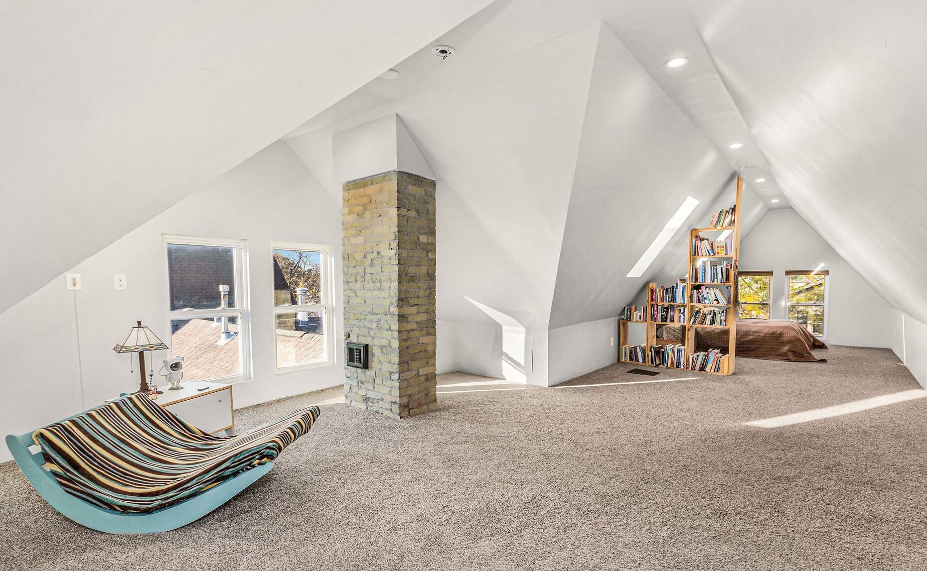 1764 North Astor Street Milwaukee, WI 53202 - Photo 16 of 21 Third Floor Living Space II