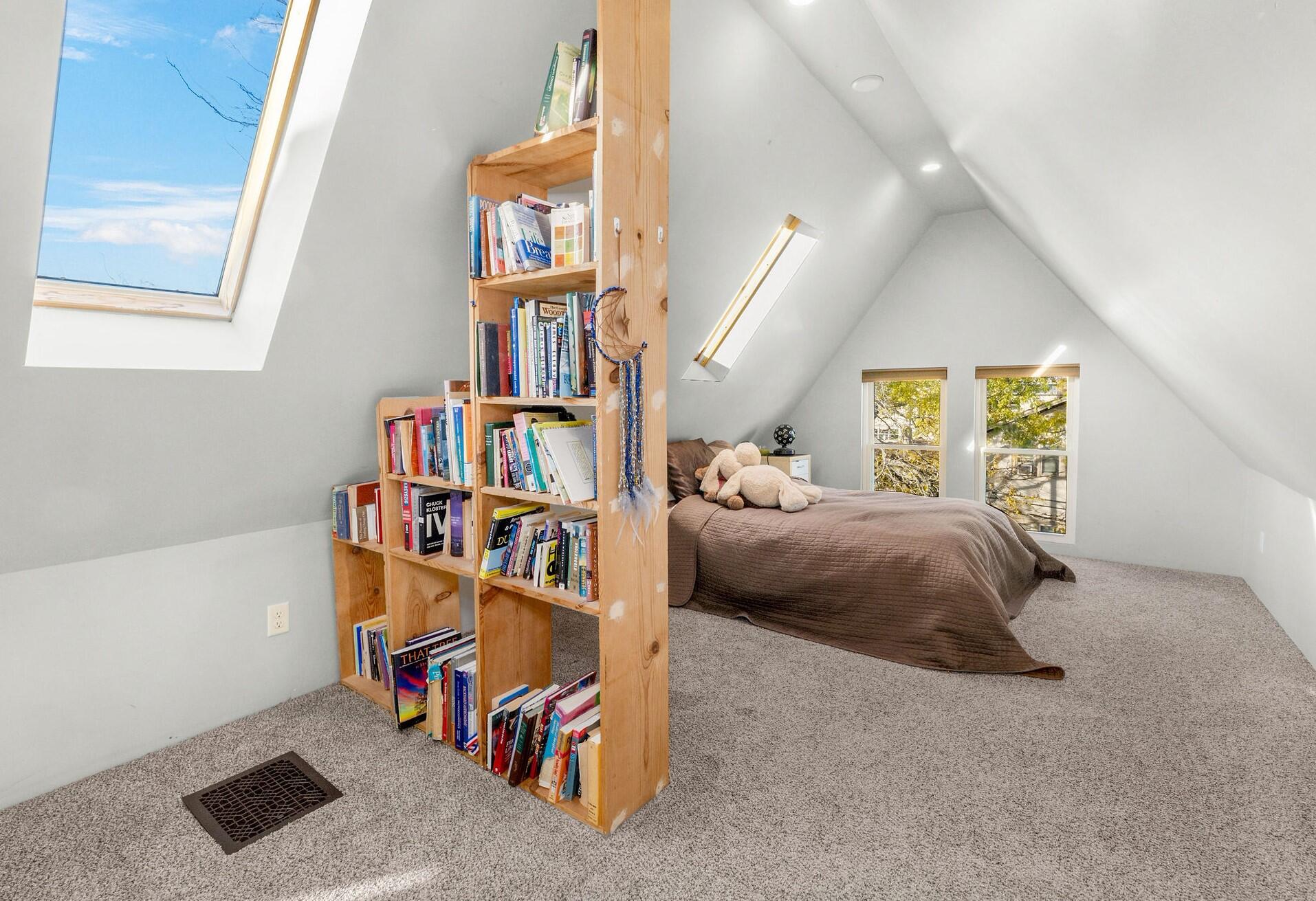 1764 North Astor Street Milwaukee, WI 53202 - Photo 18 of 21 Third Floor Living Space