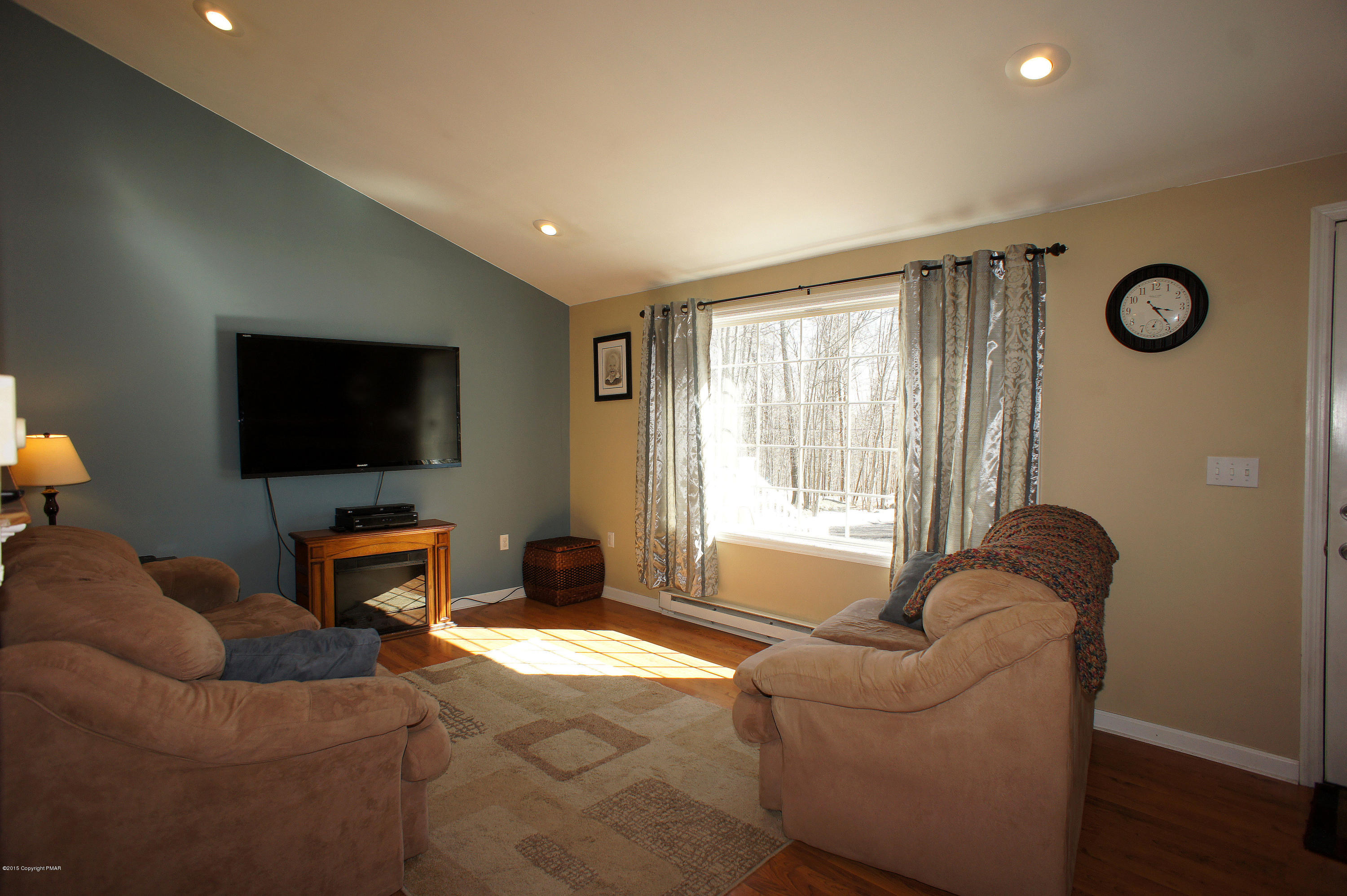 230 Hemlock Road Tannersville, PA 18372 - Photo 12 of 24 Living Room