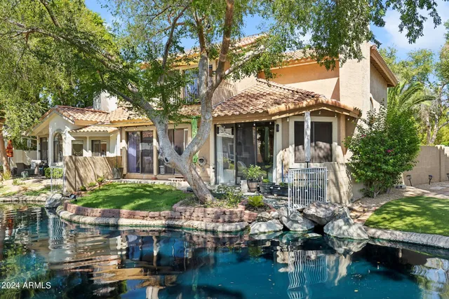 a view of house with a yard