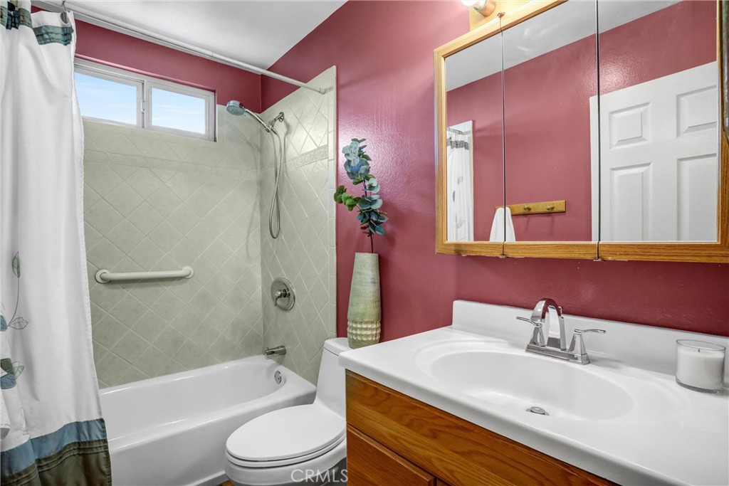 1103 Moonlight Summit Drive Diamond Bar, CA 91765 - Photo 21 of 31 Fresh, clean hall bath with a crisp vanity and a bright shower & tub combo.