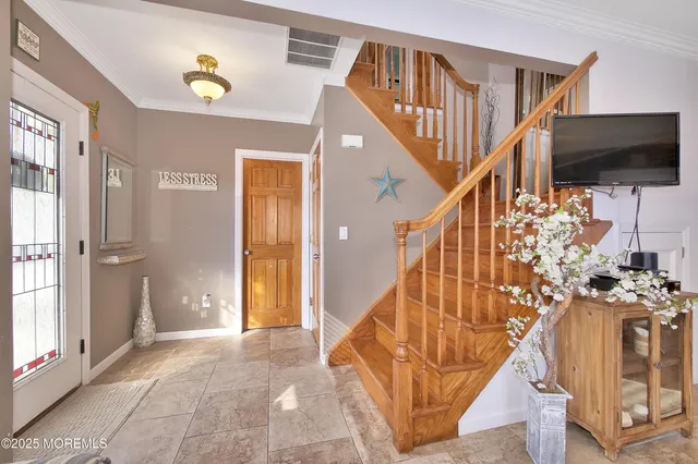 a view of entryway with interior