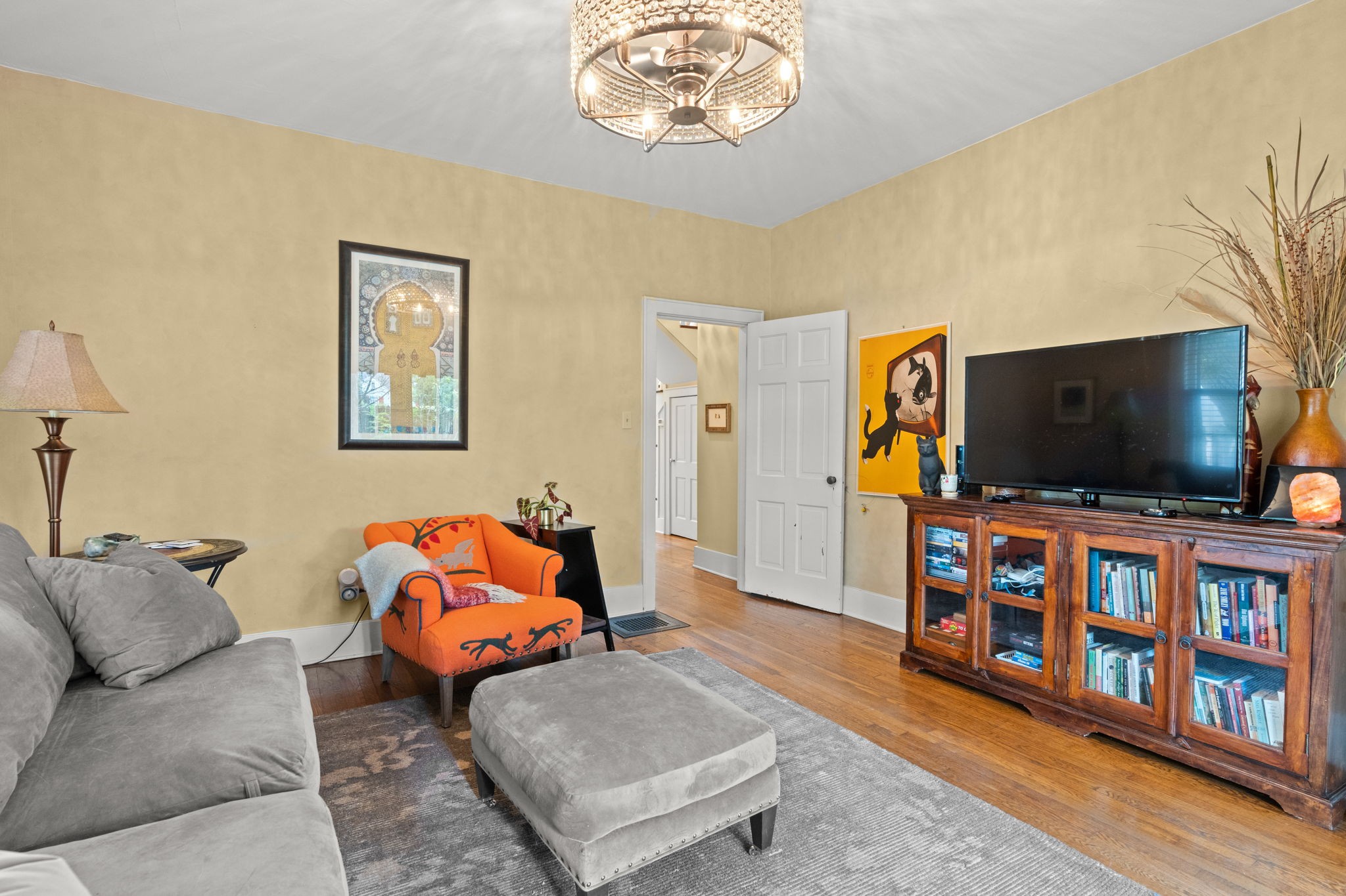 4117 Aberdeen Road Nashville, TN 37205 - Photo 22 of 46 a living room with furniture and a flat screen tv