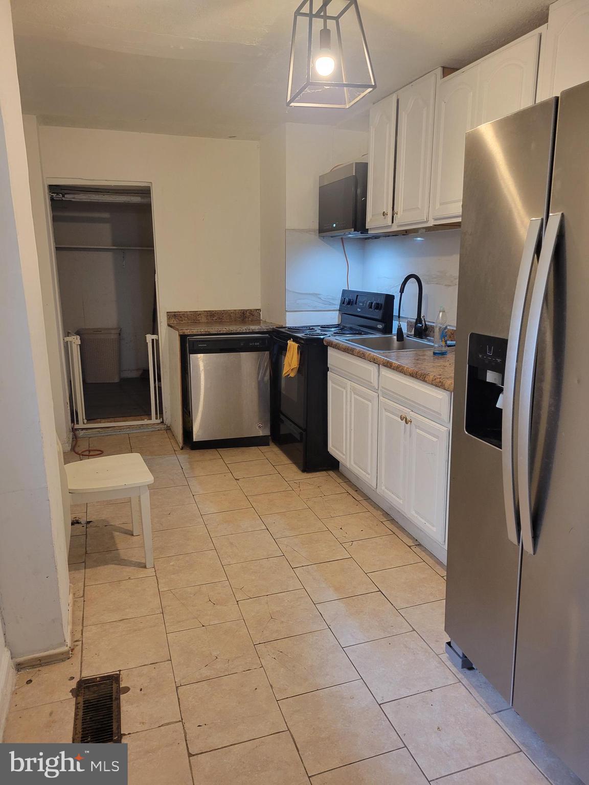 736 Windsor Street Reading, PA 19604 - Photo 3 of 11