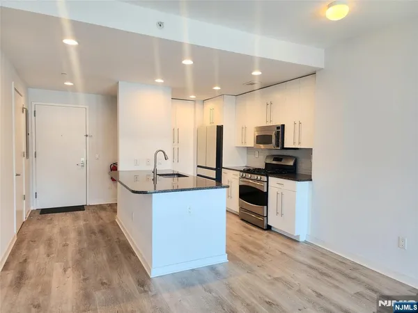 $2,700 | 800 12th Street, Unit 703, Palisades Park, NJ 07650