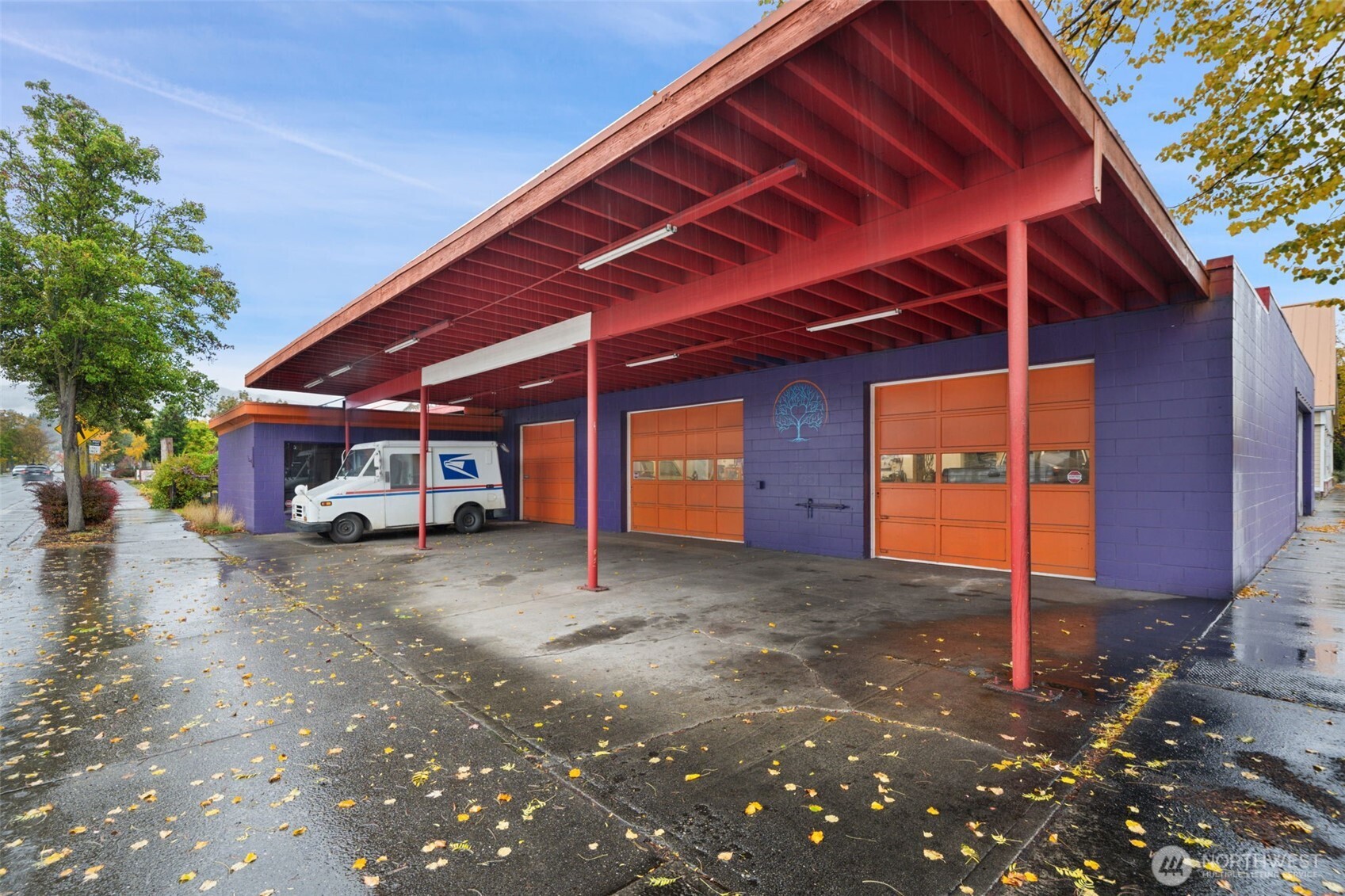 a view of a house with a small yard