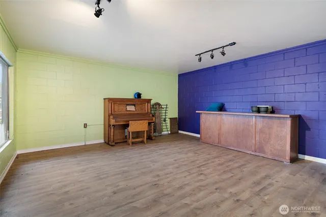 a view of a livingroom with furniture