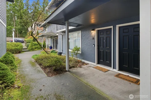 a view of a house with backyard and tree