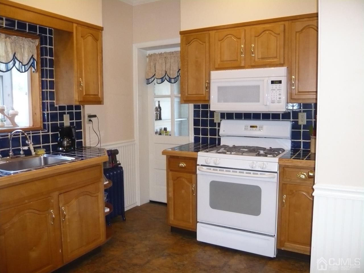 232 Rector Street Perth Amboy, NJ 08861 - Photo 14 of 31