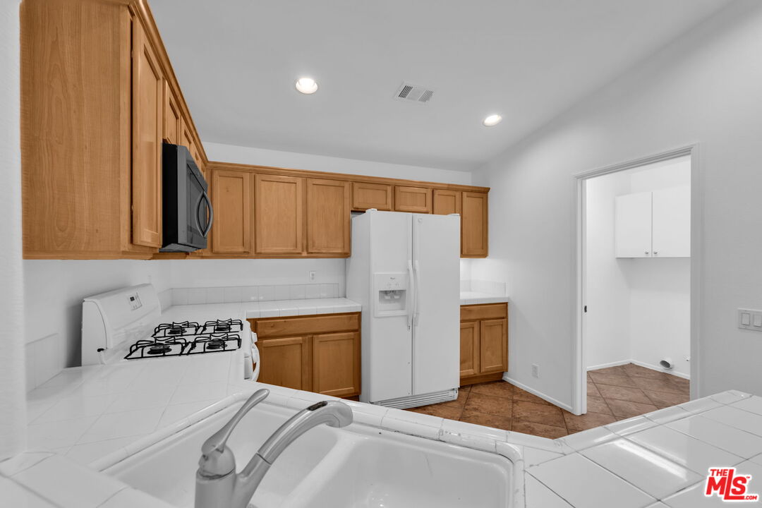 30940 Robert Road Thousand Palms, CA 92276 - Photo 20 of 48 a bedroom with a bed and a stove