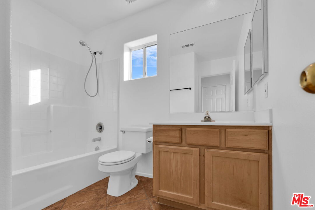 30940 Robert Road Thousand Palms, CA 92276 - Photo 23 of 48 a bathroom with a toilet a sink and a bathtub