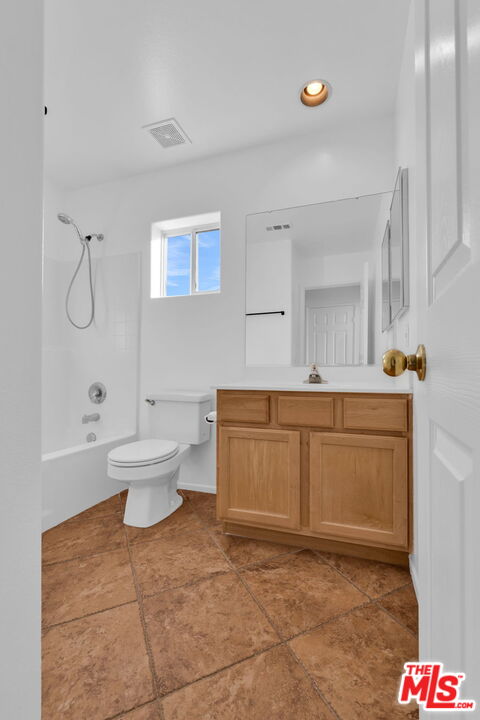 30940 Robert Road Thousand Palms, CA 92276 - Photo 24 of 48 a bathroom with a sink a toilet and a tub