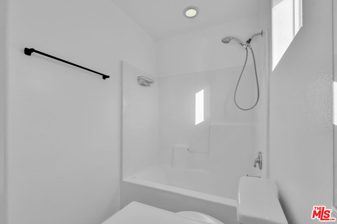 30940 Robert Road Thousand Palms, CA 92276 - Photo 25 of 48 a bathroom with a shower