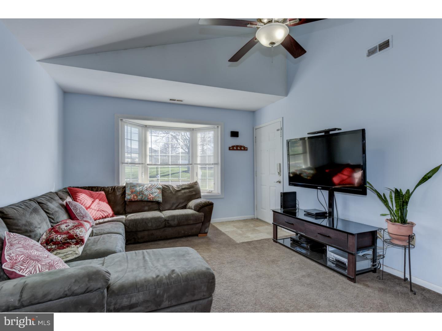 373 East Reliance Road Telford, PA 18969 - Photo 4 of 20 Living Room