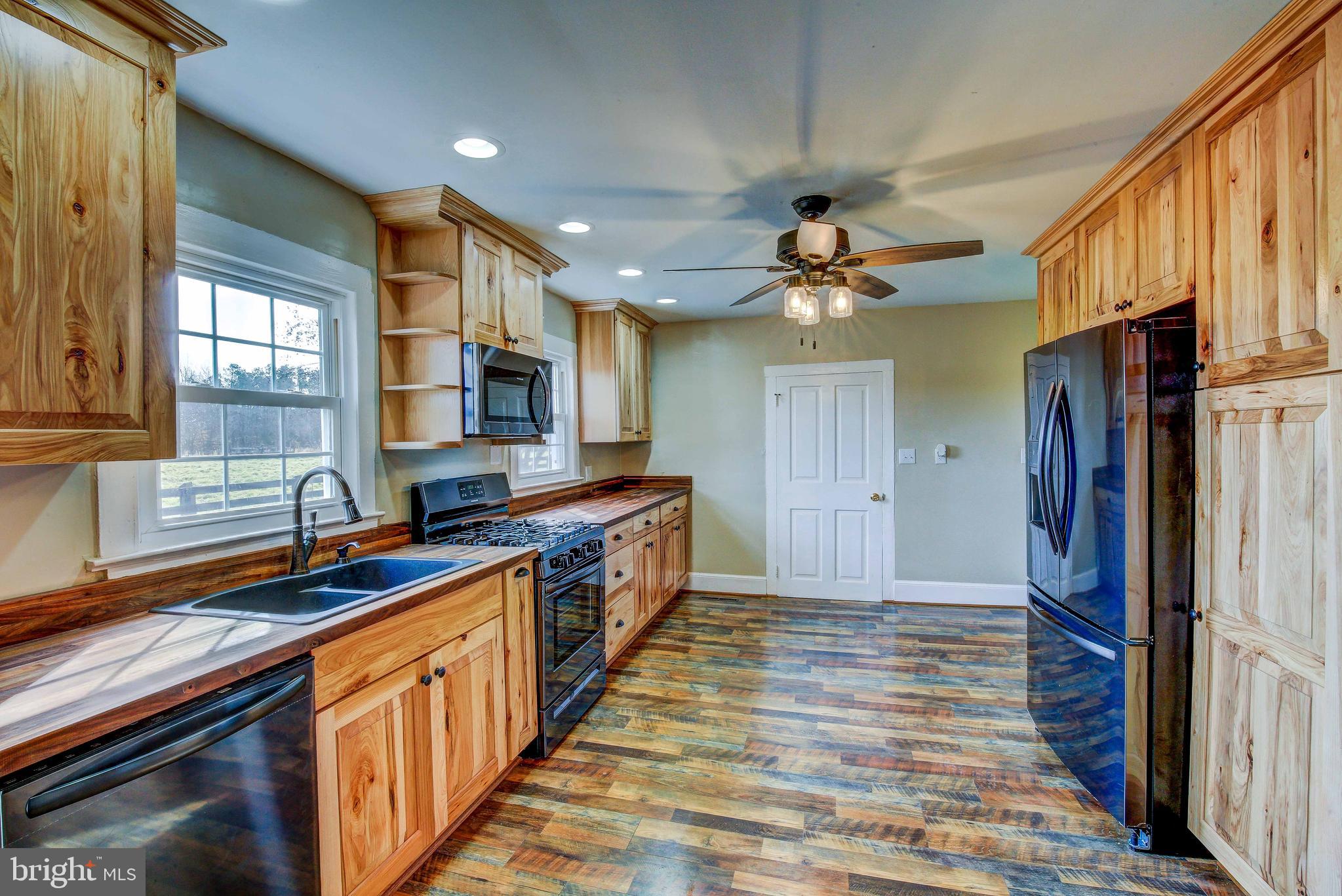 25208 Jerusalem Road Milford, VA 22514 - Photo 10 of 58 Kitchen with 42in Soft Close Hickory Cabinets