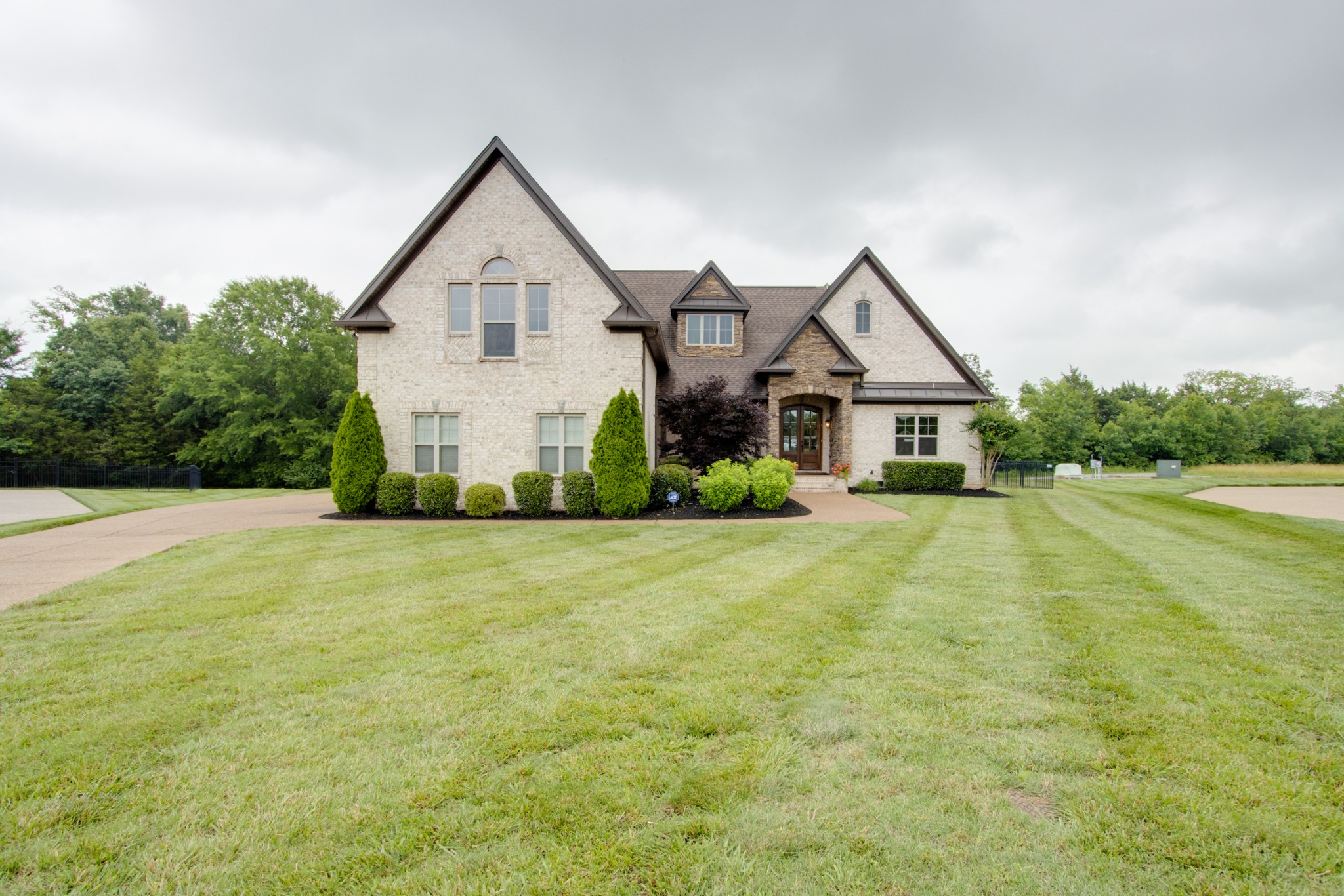 a view of a house with backyard and garden