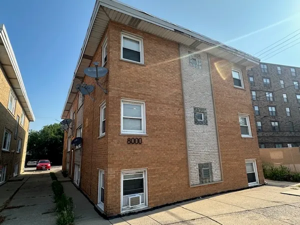 $1,690 | 8000 Grand Avenue, Unit 2N, River Grove, IL 60171