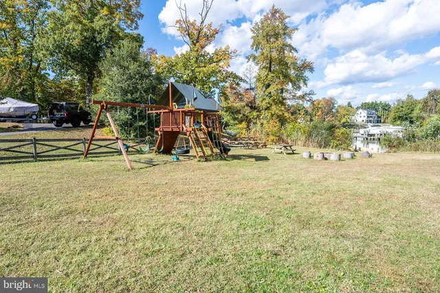 a view of a pathway with a yard