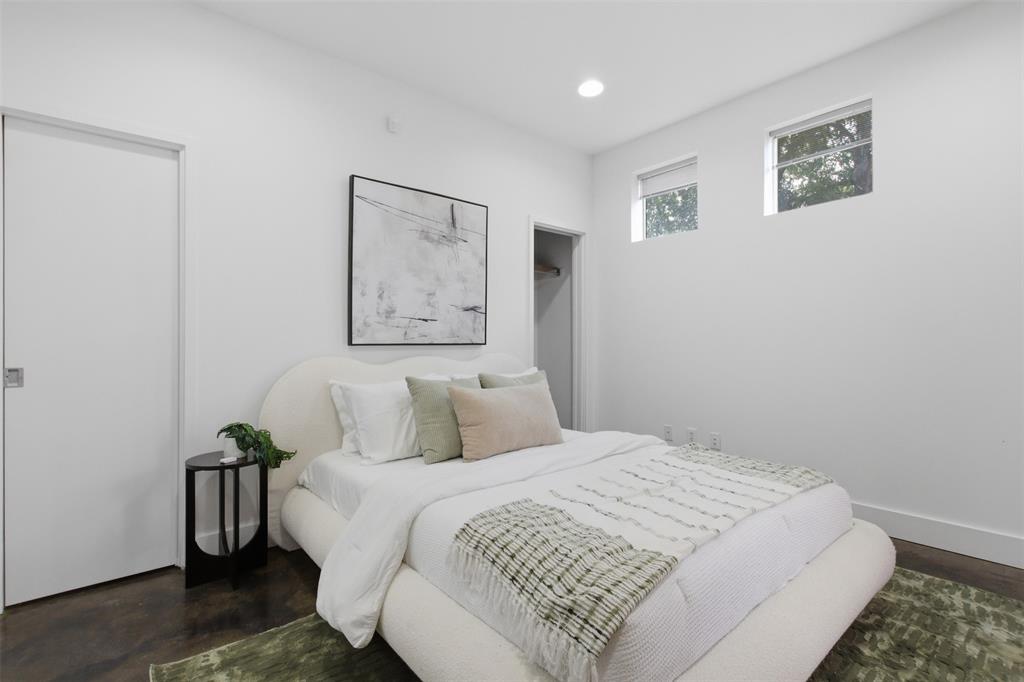 2111 Clark Street, Unit H Dallas, TX 75204 - Photo 4 of 37 a bedroom with a bed and a painting on the wall