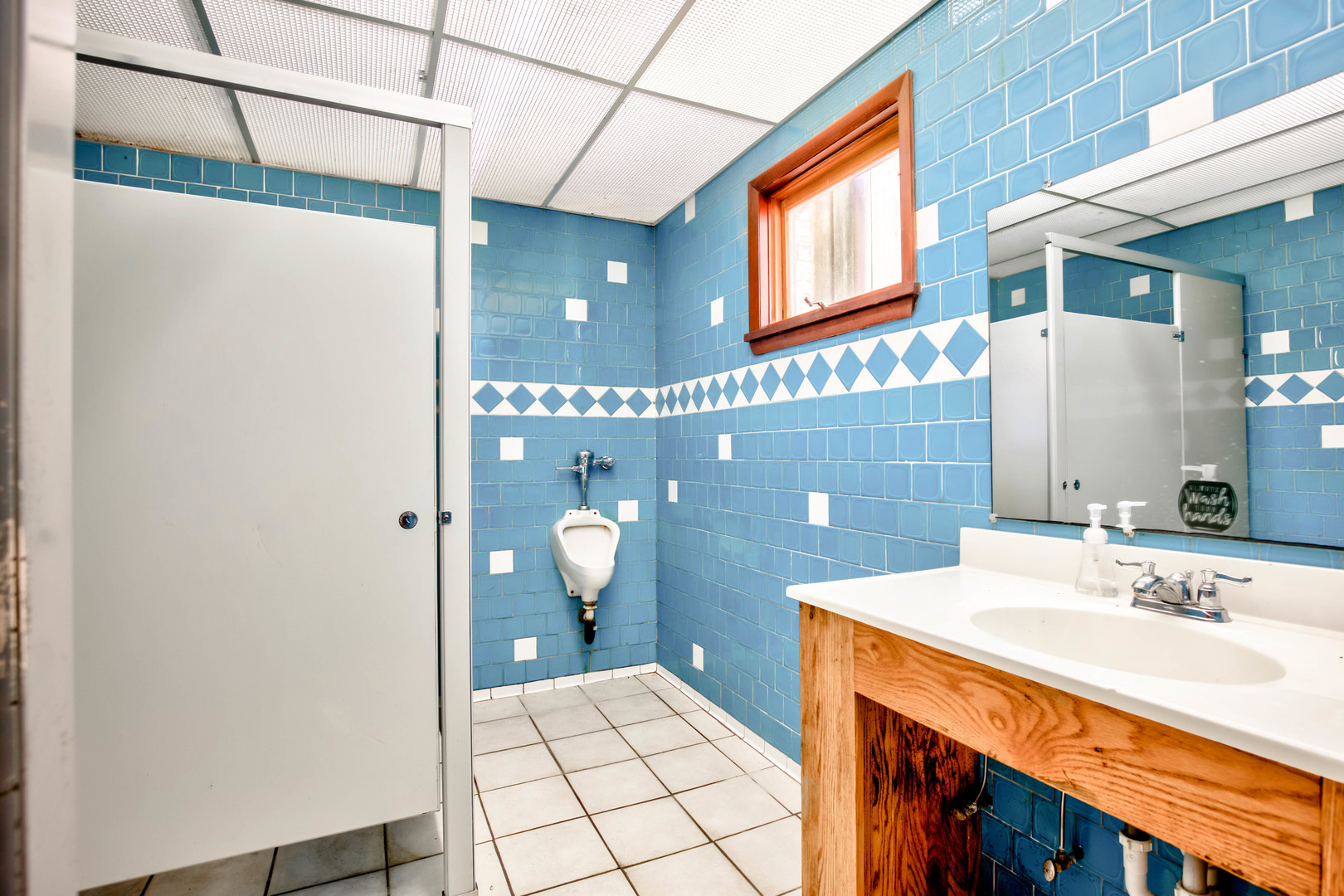 3401 North Il Street Ottawa, IL 61350 - Photo 17 of 49 a bathroom with a sink a toilet and shower