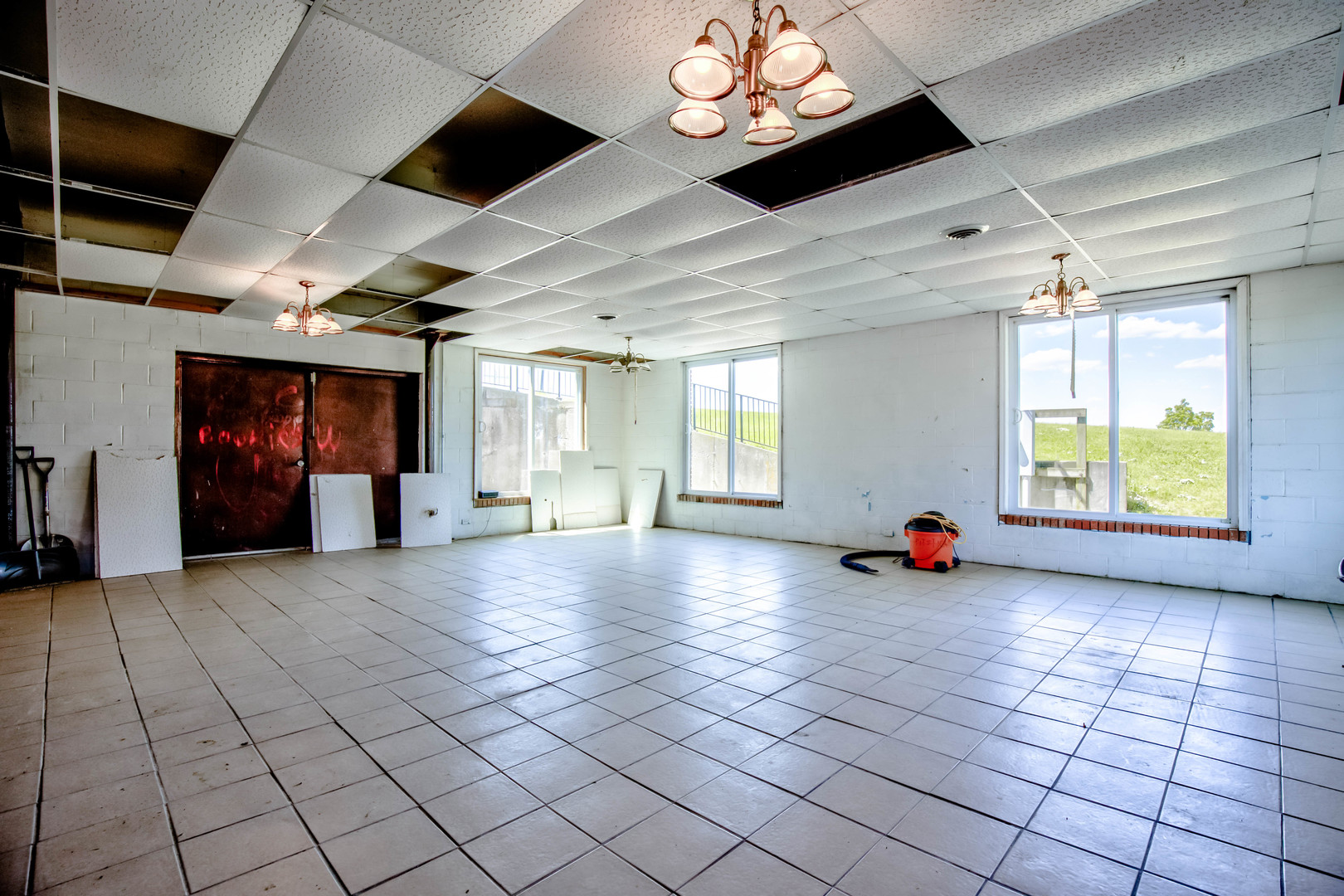 3401 North Il Street Ottawa, IL 61350 - Photo 39 of 49 a view of a livingroom with furniture and chandelier fan