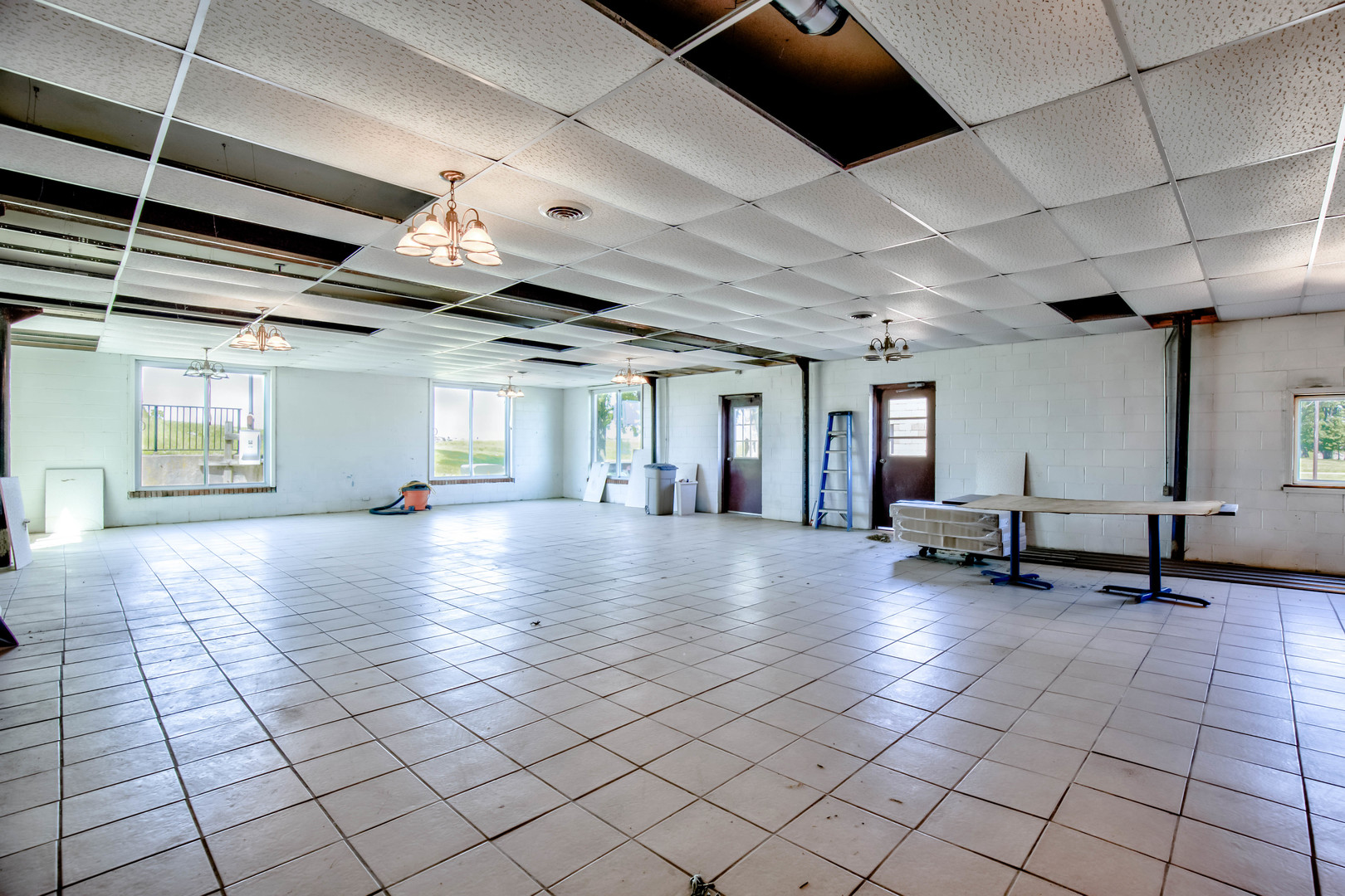 3401 North Il Street Ottawa, IL 61350 - Photo 40 of 49 a view of a hall with wooden floor and a couch