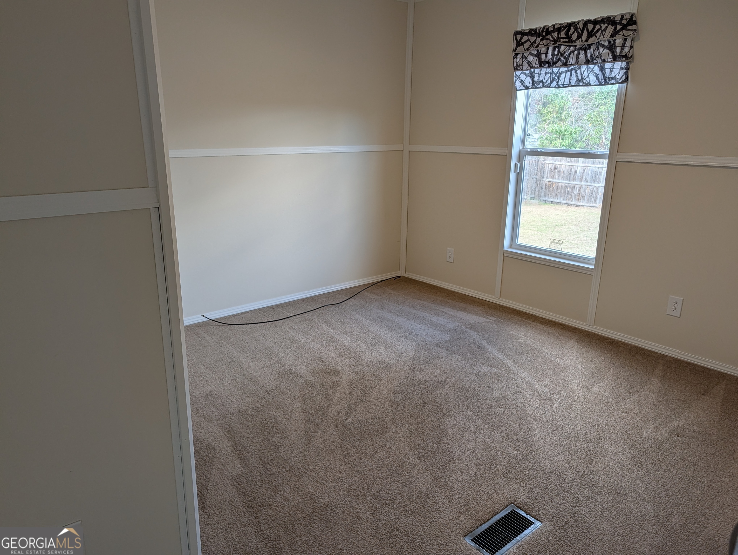 675 Fir Street Jesup, GA 31546 - Photo 20 of 22 an empty room with windows