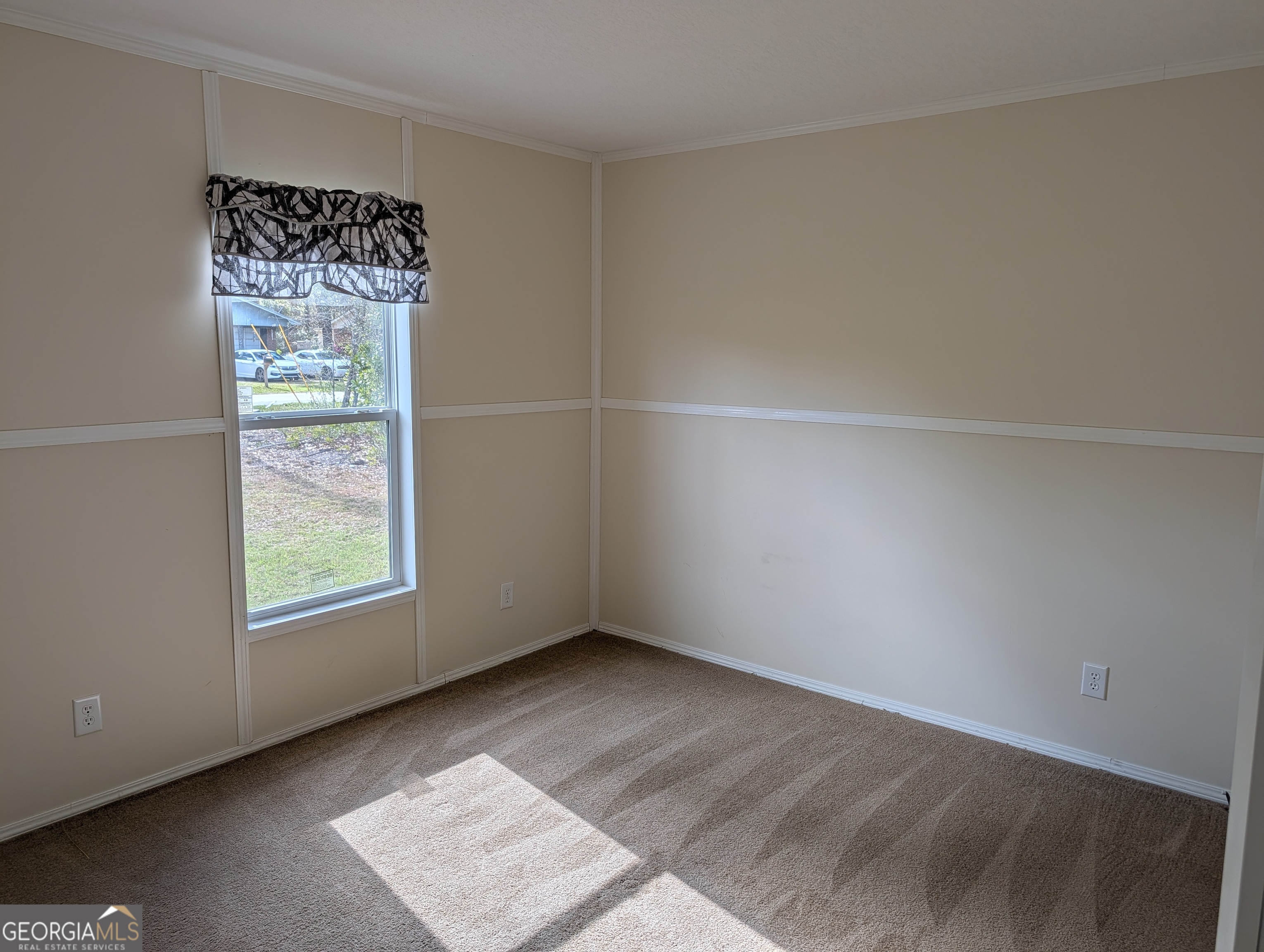 675 Fir Street Jesup, GA 31546 - Photo 21 of 22 an empty room with a window