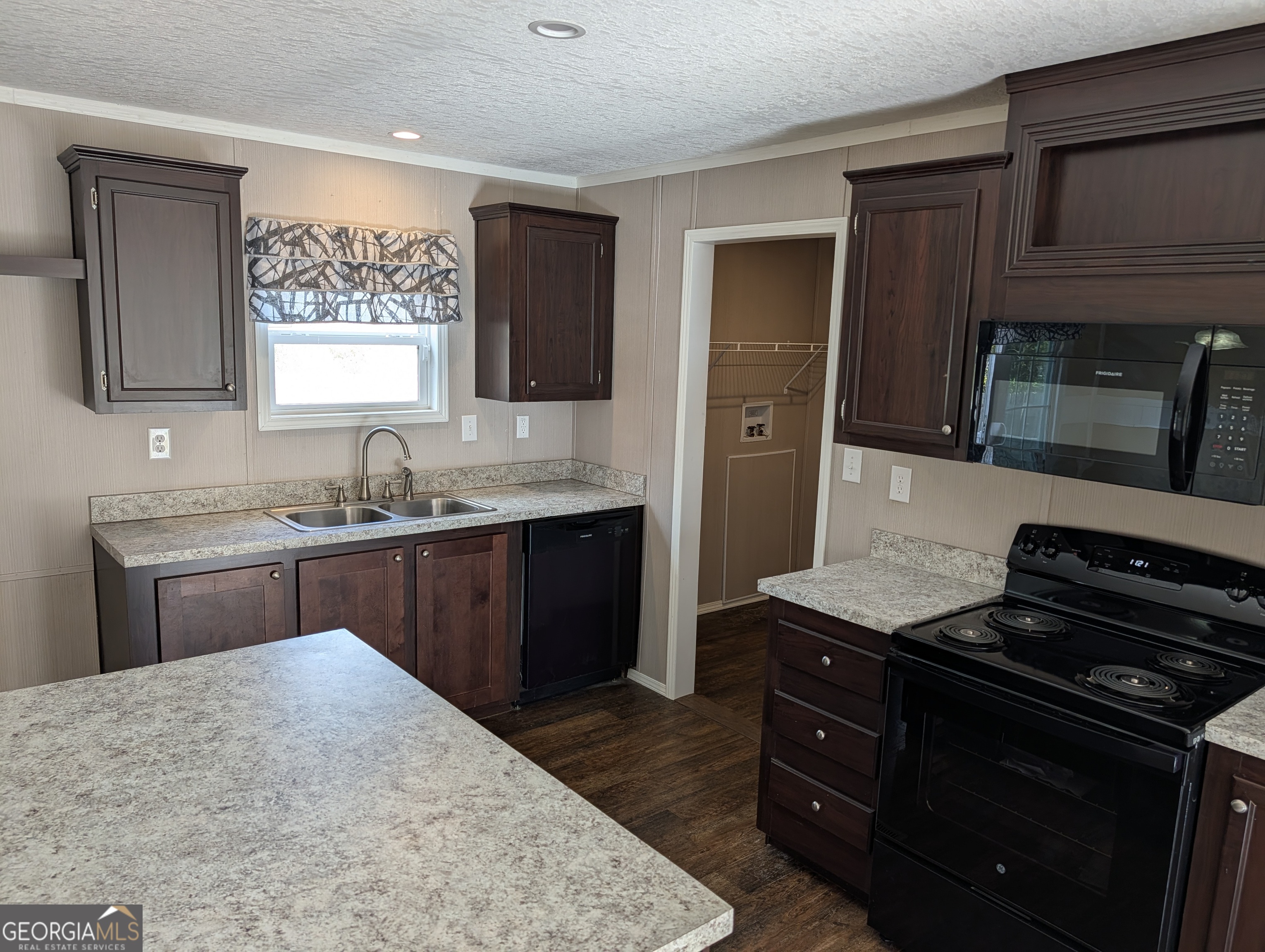 675 Fir Street Jesup, GA 31546 - Photo 8 of 22 a kitchen with a sink stove and refrigerator