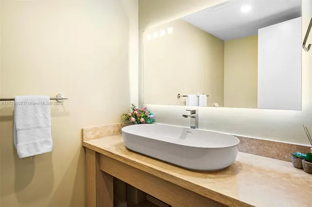 $16,000 | Mid Beach, Miami Beach, FL 33139