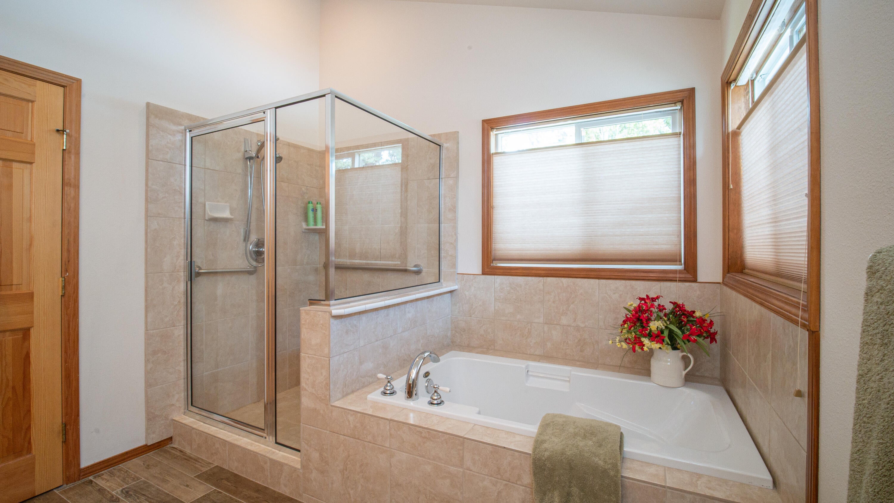 17079 Upland Road Bend, OR 97707 - Photo 18 of 32 Soaking Tub & Tile Shower