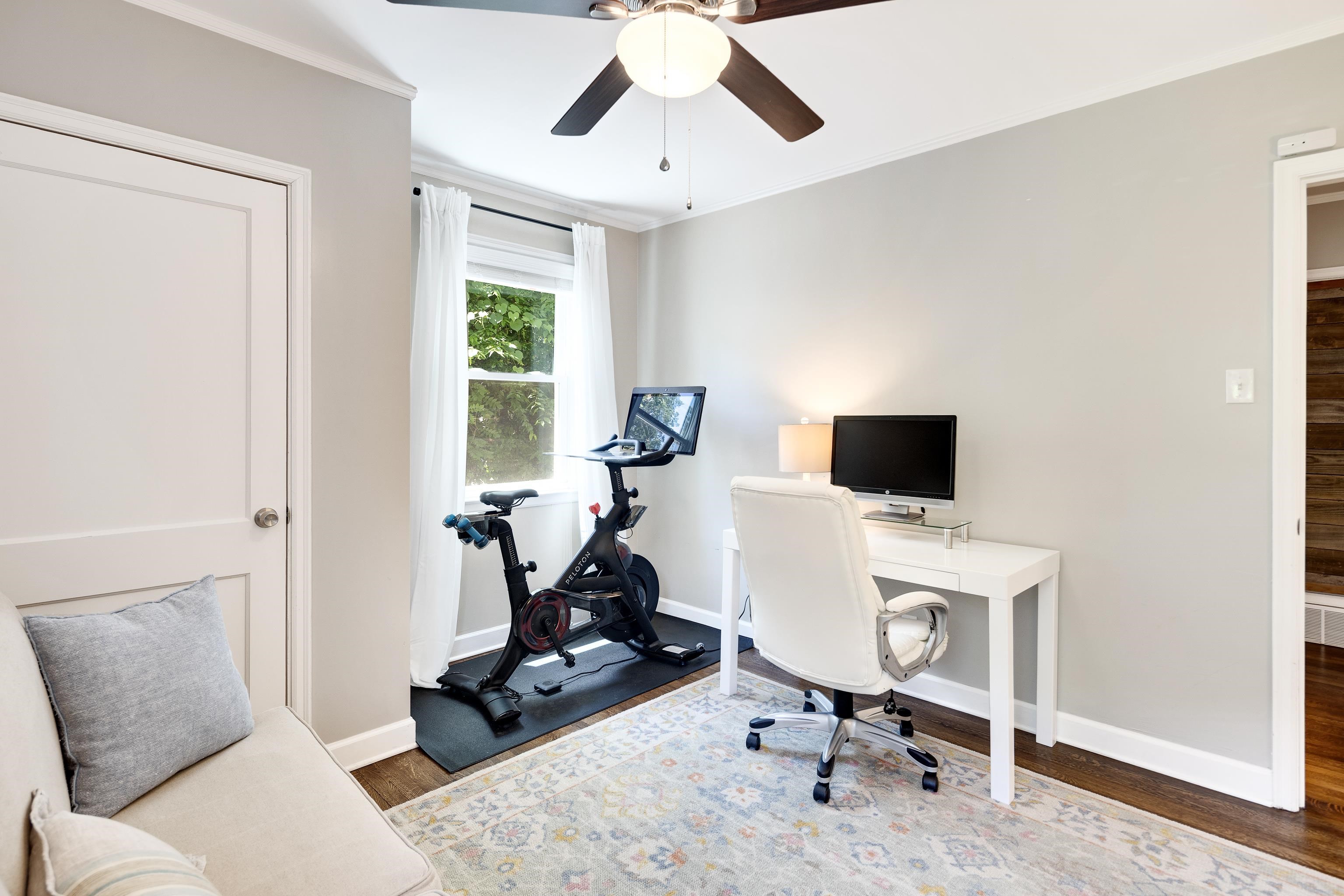 168 Avon Road Memphis, TN 38117 - Photo 29 of 38 a view of a livingroom with workspace and a window