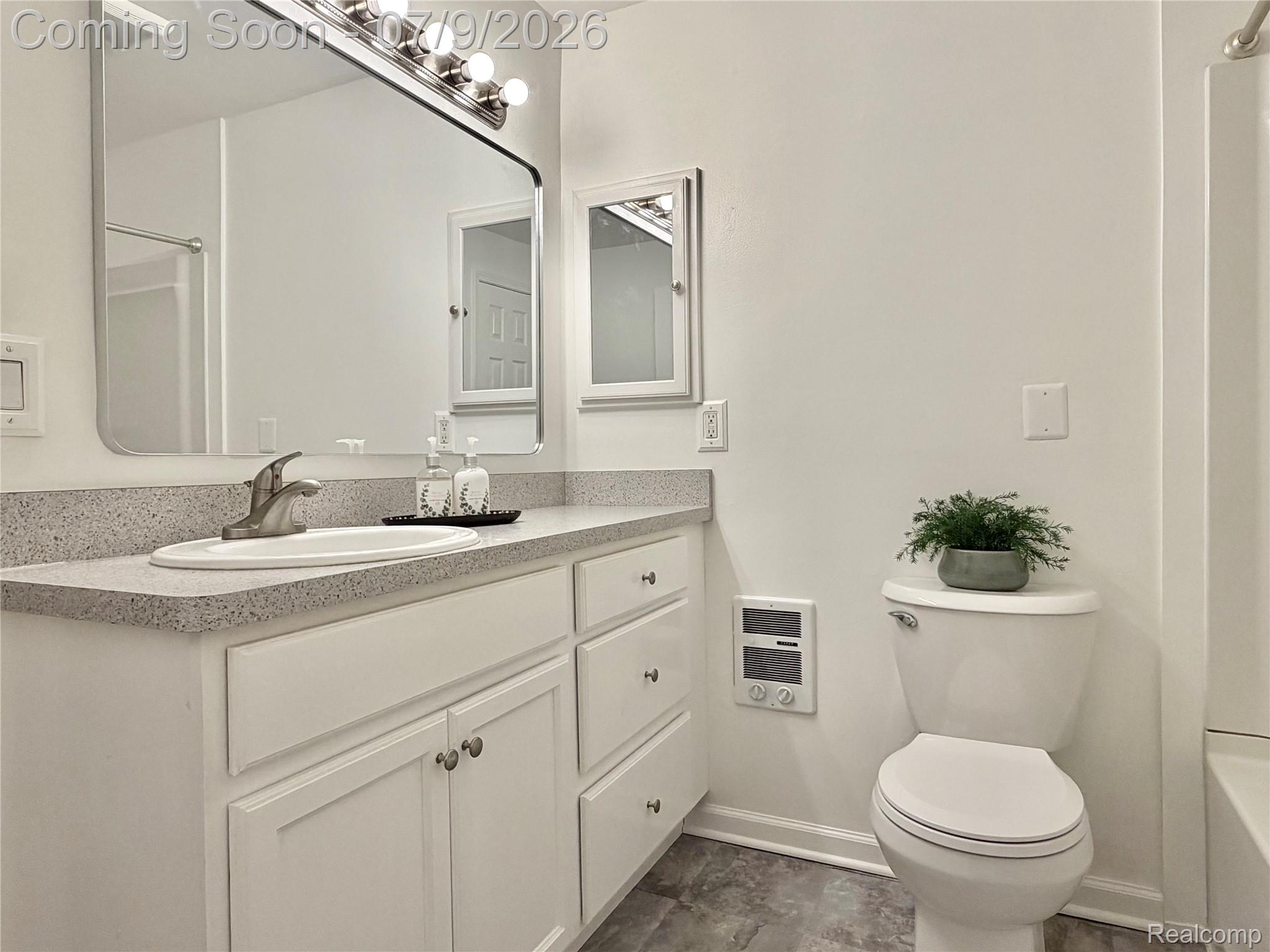 610 Quarter Street Rochester, MI 48307 - Photo 18 of 43 Full bath on main floor