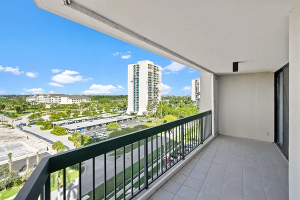 $2,175 | 2425 Presidential Way, Unit 801, West Palm Beach, FL 33401