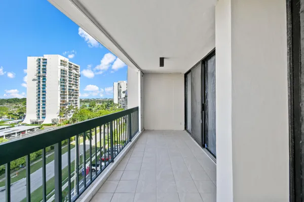 $2,175 | 2425 Presidential Way, Unit 801, West Palm Beach, FL 33401