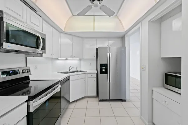 $2,175 | 2425 Presidential Way, Unit 801, West Palm Beach, FL 33401