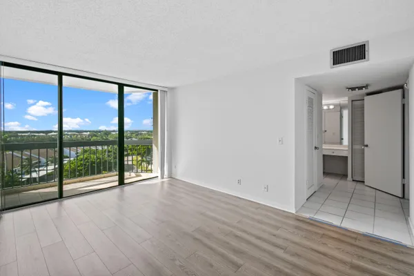 $2,175 | 2425 Presidential Way, Unit 801, West Palm Beach, FL 33401