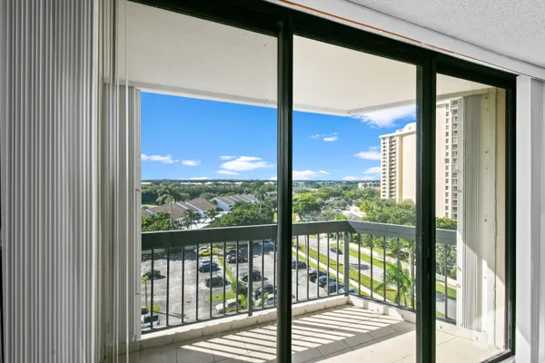 $2,175 | 2425 Presidential Way, Unit 801, West Palm Beach, FL 33401