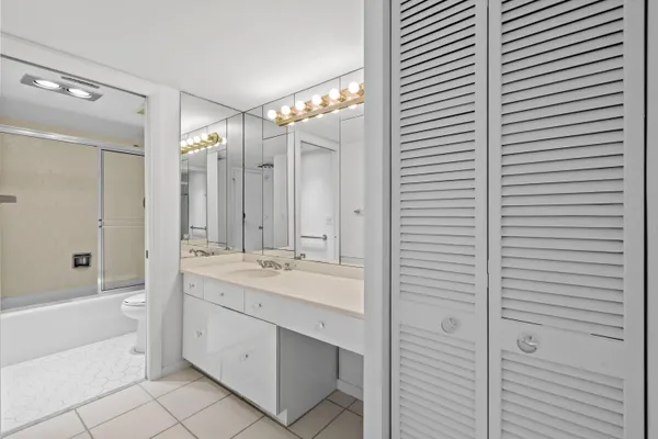 $2,175 | 2425 Presidential Way, Unit 801, West Palm Beach, FL 33401