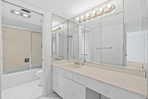 $2,175 | 2425 Presidential Way, Unit 801, West Palm Beach, FL 33401