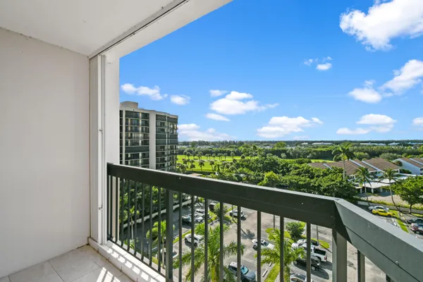 $2,175 | 2425 Presidential Way, Unit 801, West Palm Beach, FL 33401
